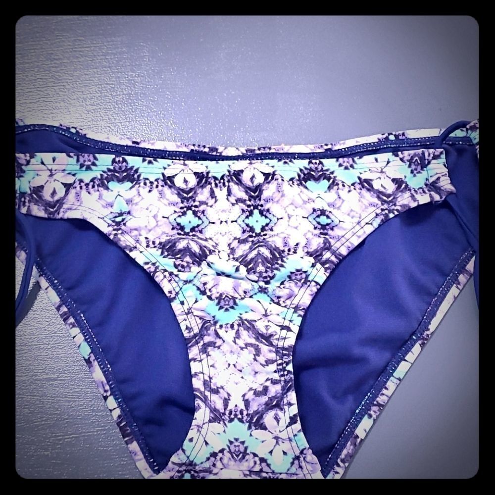 Bikini‎ bottoms size small. Blue flower. Great condition.